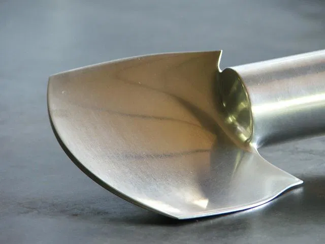 890